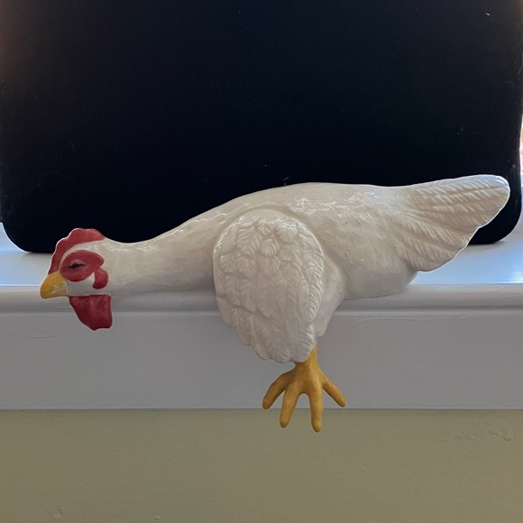 Ceramic Chicken on window ledge - Picture 5 of 7